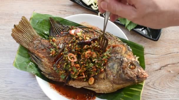 peixe de manga frito molho picante esfaqueamento por garfo de prata
 - Filmagem, Vídeo