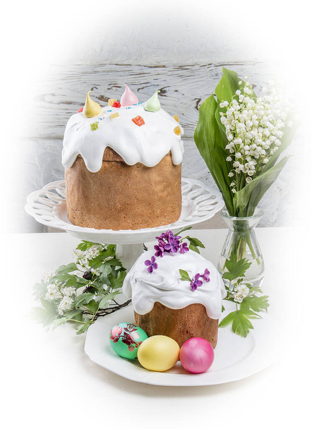 Various Spring Easter cakes with white icing and sugar decor on the table decorated in rustic style - Zdjęcie, obraz