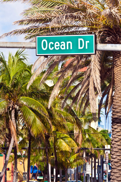 vista a mezzogiorno presso Ocean Drive a Miami Beach con Art Deco architec
 - Foto, immagini