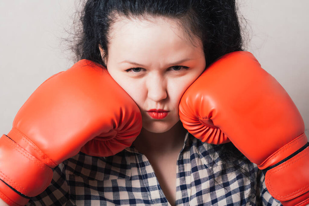 businesswoman with boxing gloves ready for fighting - Foto, afbeelding