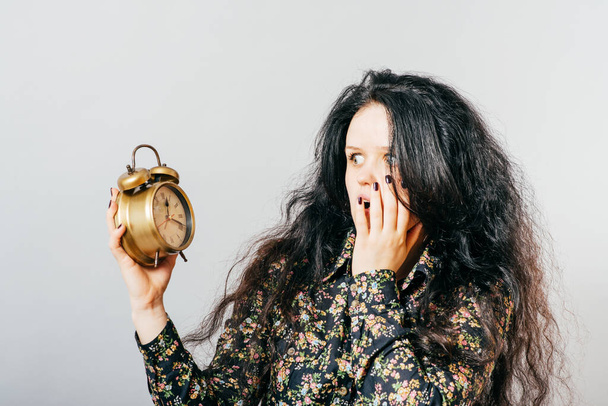 girl holding a clock - Fotografie, Obrázek
