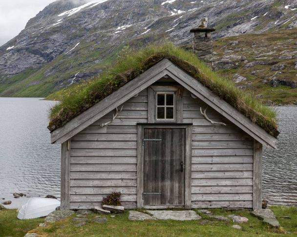 Norwegian hut Shepherd house on the bank of a lake in Norway - Fotoğraf, Görsel