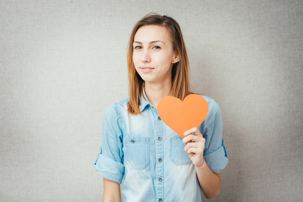 girl holding paper heart - Zdjęcie, obraz