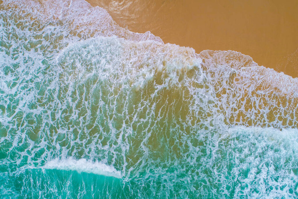 白い砂浜の波｜ターコイズブルーの水プーケットタイ - 写真・画像