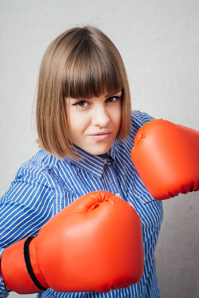 Young beautiful woman during fitness and boxing - Foto, afbeelding