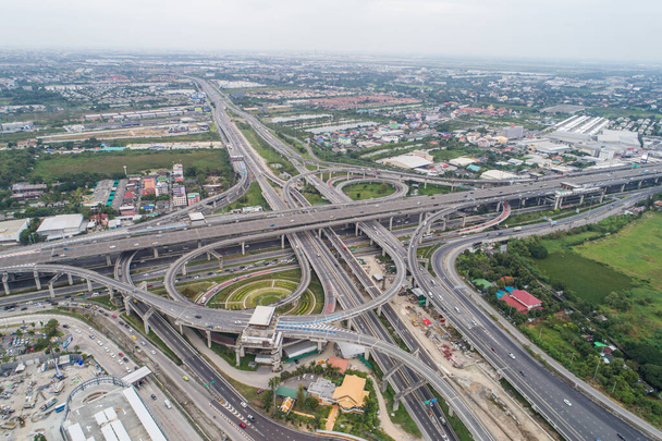 Interseção estrada de junção do transporte da cidade com vista aérea moderna do edifício
 - Foto, Imagem