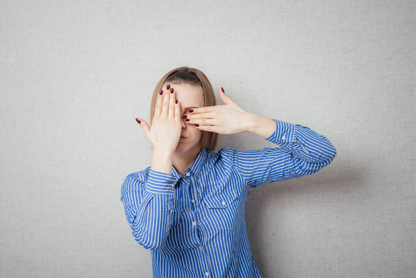 girl covers her face with her hands - Foto, Imagem