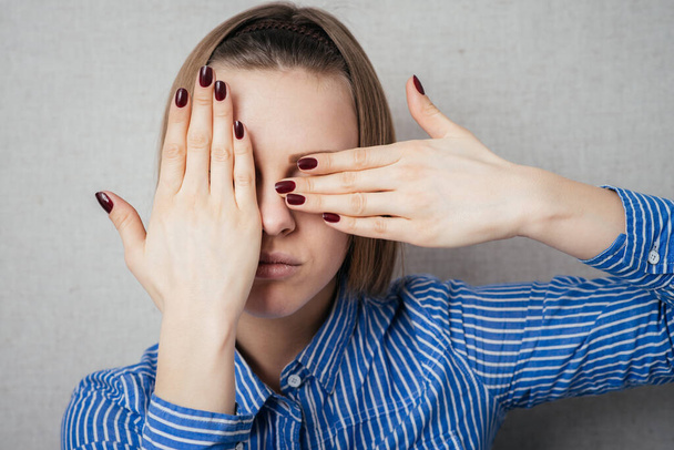 girl covers her face with her hands - Foto, Bild