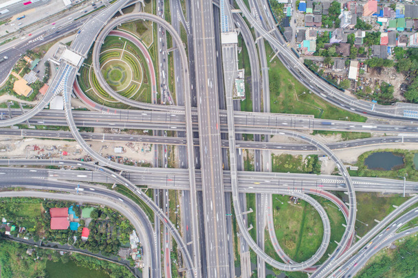 Intersetion stad vervoer kruising weg met moderne gebouw luchtfoto - Foto, afbeelding