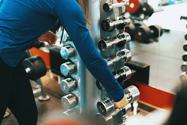 gewichten in een fitnessruimte overdag, ochtendsport routine - Foto, afbeelding