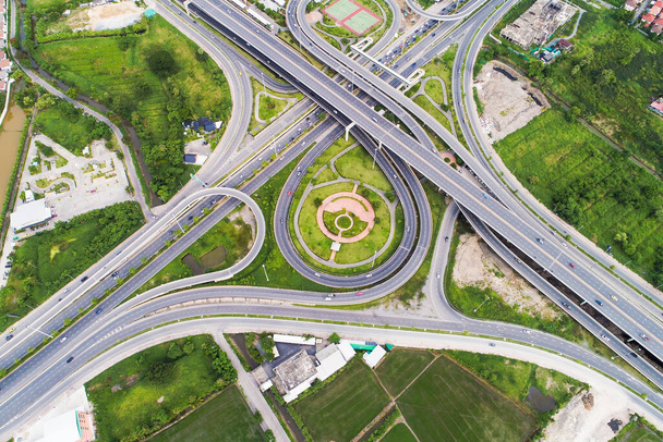 Városi közlekedési csomópont zöld parkra néző légi kilátással - Fotó, kép