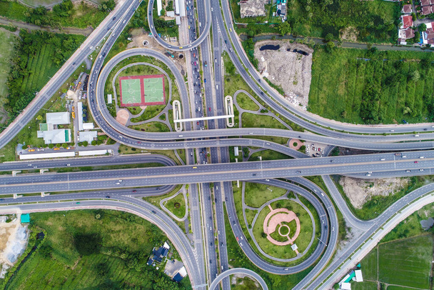 Verkehrsknotenpunkt Stadt mit grünem Park aus der Luft - Foto, Bild