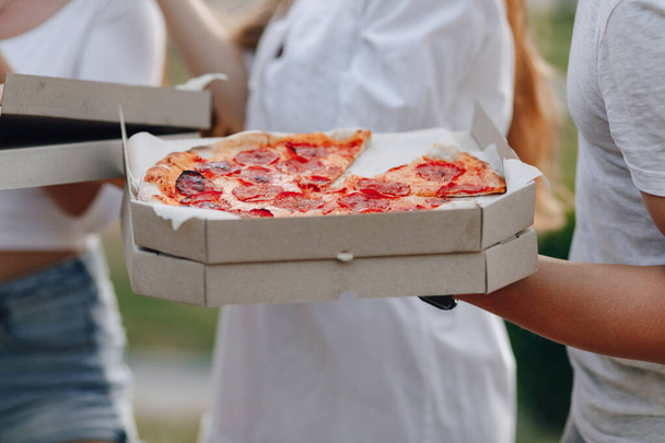 πίτσα στο γκαζόν σε κουτιά στο καλοκαιρινό πάρτι - Φωτογραφία, εικόνα
