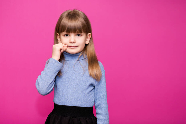 Menina bonita fazendo manter gesto quieto, mostra sinal de boca na fechadura, segredo, isolado sobre fundo rosa
 - Foto, Imagem