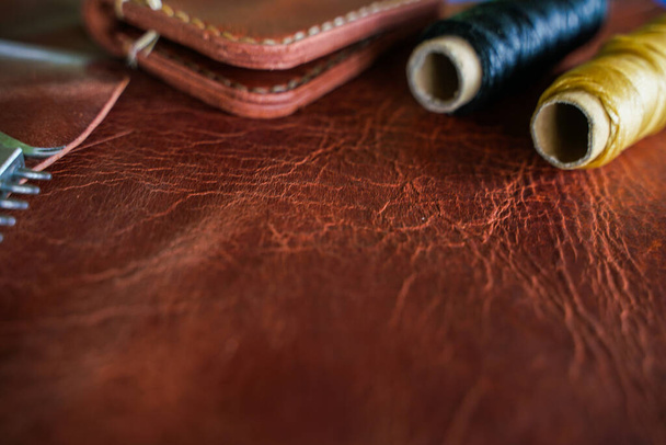 Artisanat de sac à main en cuir véritable de carte d'argent travaillant avec l'outil fait main - Photo, image