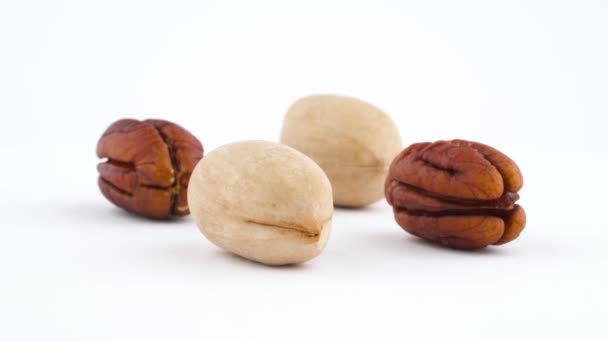 kaksi säröillä pekaanipähkinää ja kaksi ytimen pekaanipähkinää
 - Materiaali, video