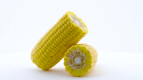 dos mitades de maíz dulce fresco pelado girando
  - Metraje, vídeo