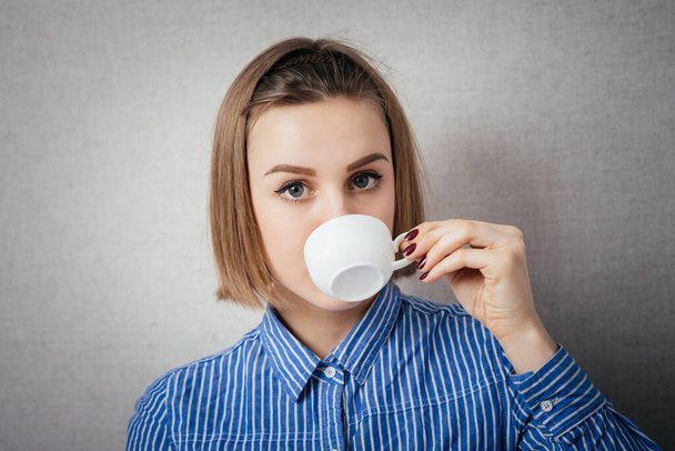 woman drinking coffee cup close up portrait - Foto, afbeelding