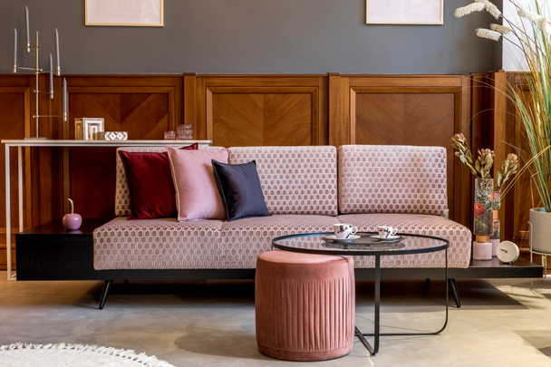 Stílusos belső tér design rózsaszín bársony kanapé, elegáns pouf, dohányzóasztal, növények, párnák, dekoráció és elegáns személyi kiegészítők. Modern lakásdekoráció. Otthoni előadás. Sablon.  - Fotó, kép