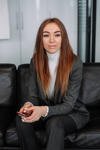 businesswoman in a suit posing for the camera - Фото, зображення