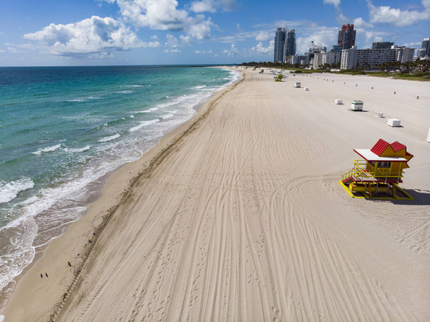 Tämä on tyhjä Miamin ranta, koska ranta on suljettu. rannalla ei ole ihmisiä hienona päivänä
 - Valokuva, kuva