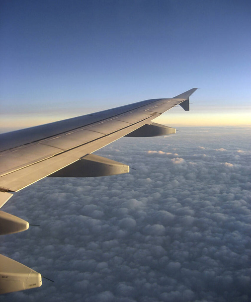 AIRPLANE WING FLYING ON SUNSET - Fotografie, Obrázek