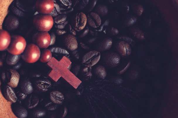 ziarna kawy i drewniany krzyż widok z góry, vintage - Zdjęcie, obraz