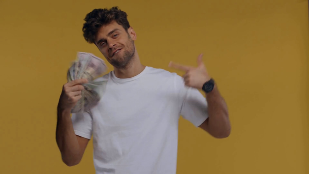 Mann winkt und zeigt mit Finger auf Geld - Filmmaterial, Video