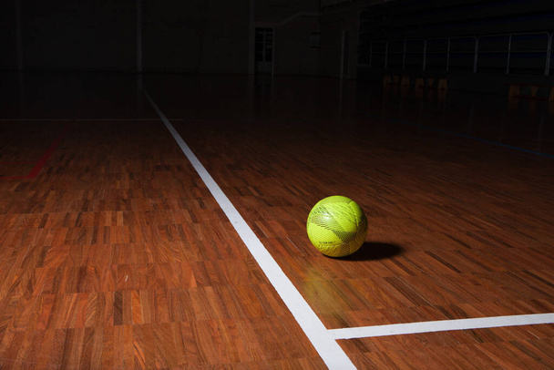 Baln de futbol en cancha indoor. Horizontal - Foto, Bild