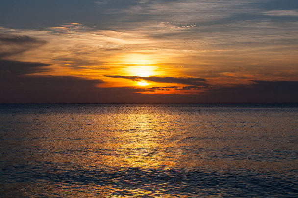 Beau coucher de soleil et plage à l'île de Tioman
 - Photo, image