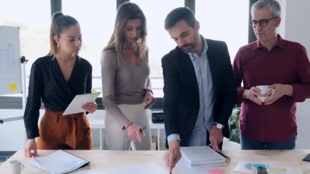 Video z detailního záběru rukou podnikatelů ukazující na statistiky společnosti v kanceláři. - Záběry, video