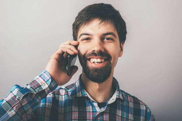 bearded man talking on the phone - Foto, afbeelding