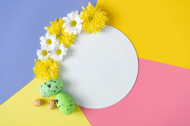 Kreatives Layout mit bunten Blumen und Ostereiern. Minimaler Hintergrund der Natur. Frühjahrsferienkonzept. - Foto, Bild