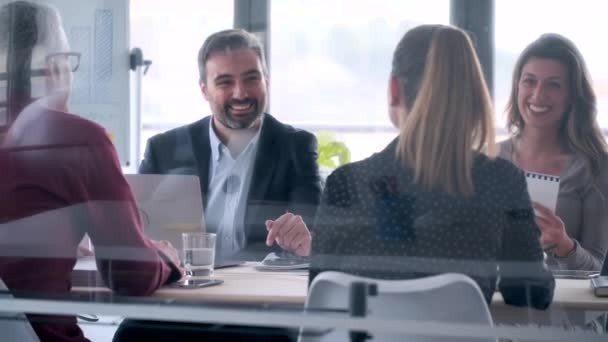 Видео, на котором деловые люди обсуждают вместе в конференц-зале во время встречи в офисе
. - Кадры, видео