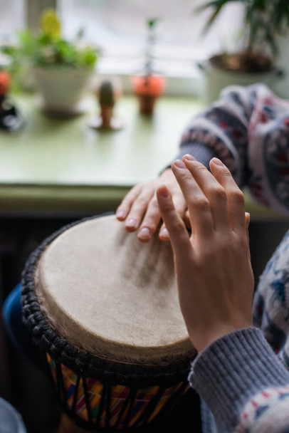 hands to play the drums - 写真・画像