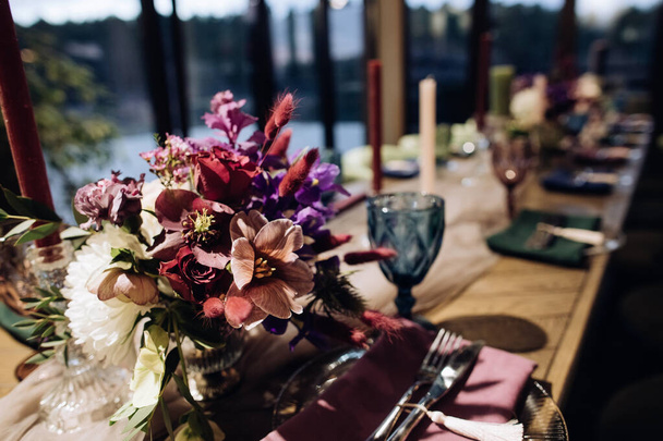 Masadaki düğün çiçekleri, restorandaki düğün süsleri. - Fotoğraf, Görsel