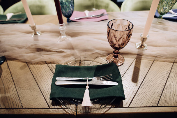 elegante mesa de boda con tenedor de plata y cuchillo en tela verde
 - Foto, imagen
