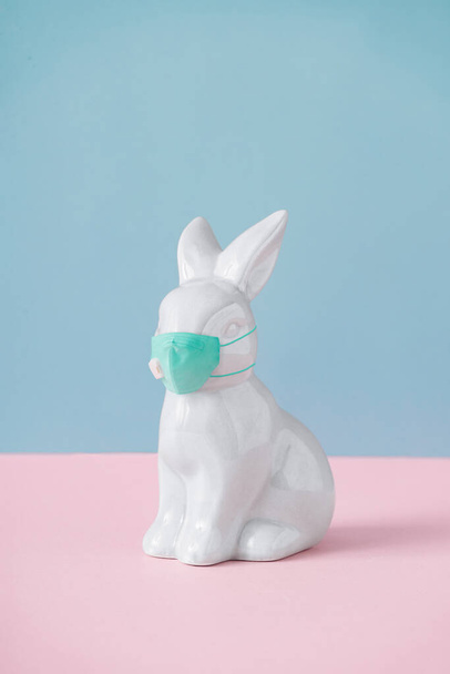 Творческая композиция с пасхальным кроликом или кроликом с вирусной маской. Минимальная вспышка вируса Короны праздничная концепция. Пастельное веселье
. - Фото, изображение