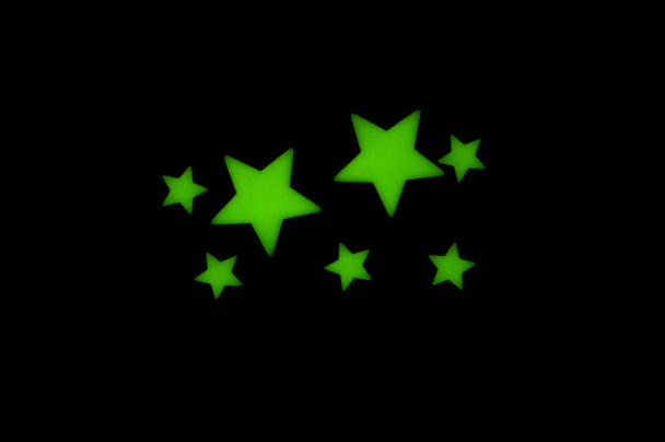 Πράσινη λάμψη στα σκοτεινά αστέρια για αυτοκόλλητα οροφής ή τοίχου. Ιδανικό για αγόρια ή κορίτσια διακόσμηση κρεβατοκάμαρας. - Φωτογραφία, εικόνα