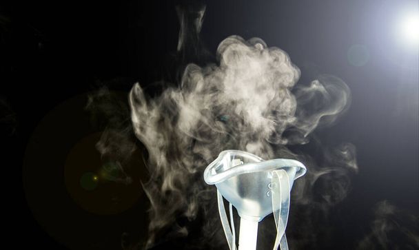 Ατμός ομίχλης από Nebulizer ή εκνεφωτή συσκευή παροχής ηλεκτρικής μηχανής φαρμάκων που χρησιμοποιείται για τη χορήγηση φαρμάκων με τη μορφή ομίχλης εισπνεόμενης στην έννοια των πνευμόνων.  - Φωτογραφία, εικόνα