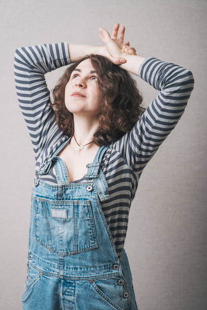 girl stretches against studio background - Foto, Bild