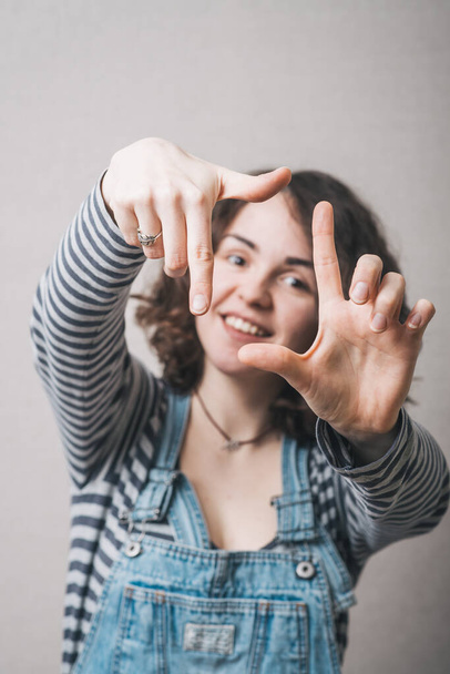 girl doing hand frame - Φωτογραφία, εικόνα