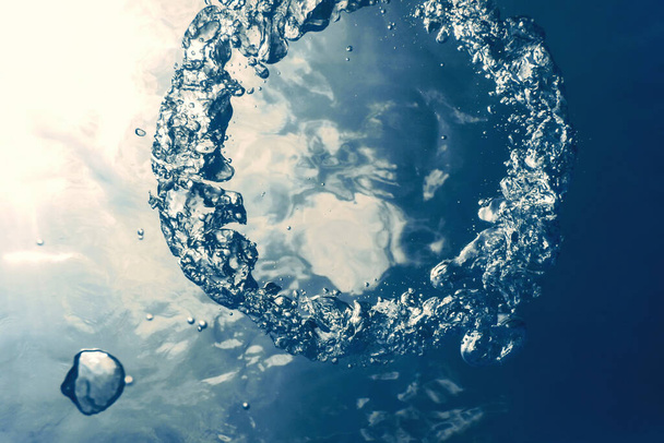 Anillo de burbujas Submarino asciende hacia el sol. - Foto, Imagen