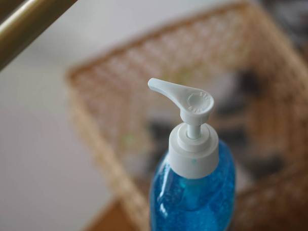 Kézfertőtlenítő, gél alkoholos 70% -os keverék zselatinnal átlátszó műanyag palackban toló, mosás tiszta piszkos, hogy megakadályozzák a baktériumok védelme colona vírus, kovid 19 - Fotó, kép