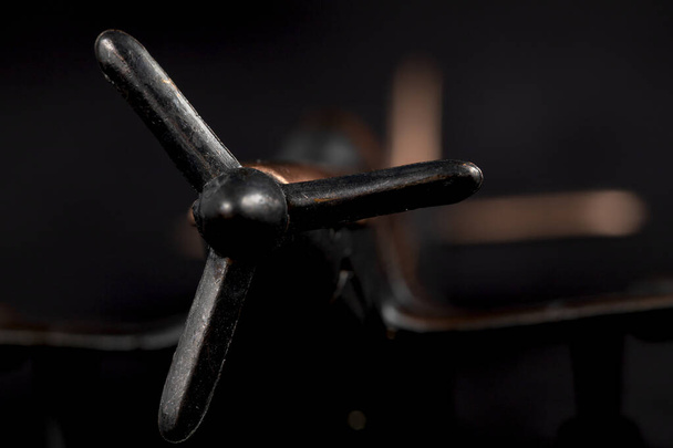 Вид спереди на пропеллер самолета на медной модели
 - Фото, изображение