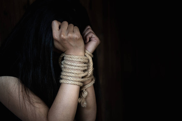 A rabszolga-asszony van kötve a kötél, stop cselekmények elleni erőszak a nők, nemi erőszak és a szexuális visszaélés, az emberkereskedelem, - Fotó, kép