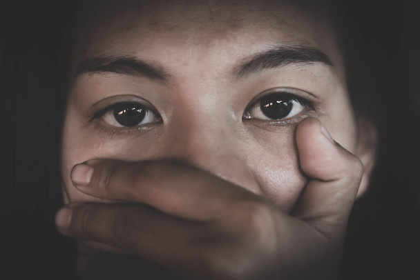  Koncepcja powstrzymania przemocy wobec kobiet i handlu ludźmi, zaprzestania molestowania seksualnego i gwałtu, Międzynarodowy Dzień kobiet  - Zdjęcie, obraz