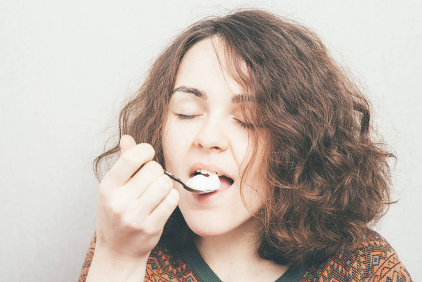 girl eats with a fork - Foto, afbeelding