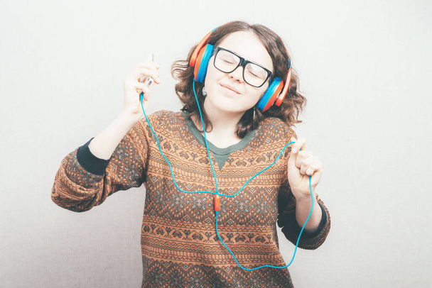 girl in headphones against studio background - Zdjęcie, obraz