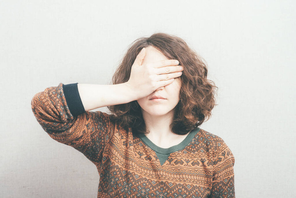 girl closes eyes with her hands - Fotoğraf, Görsel